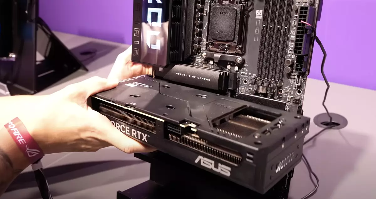 ASUS Introduces Revolutionary PCIe Q-Release Slim Slot at Gamescom 2024